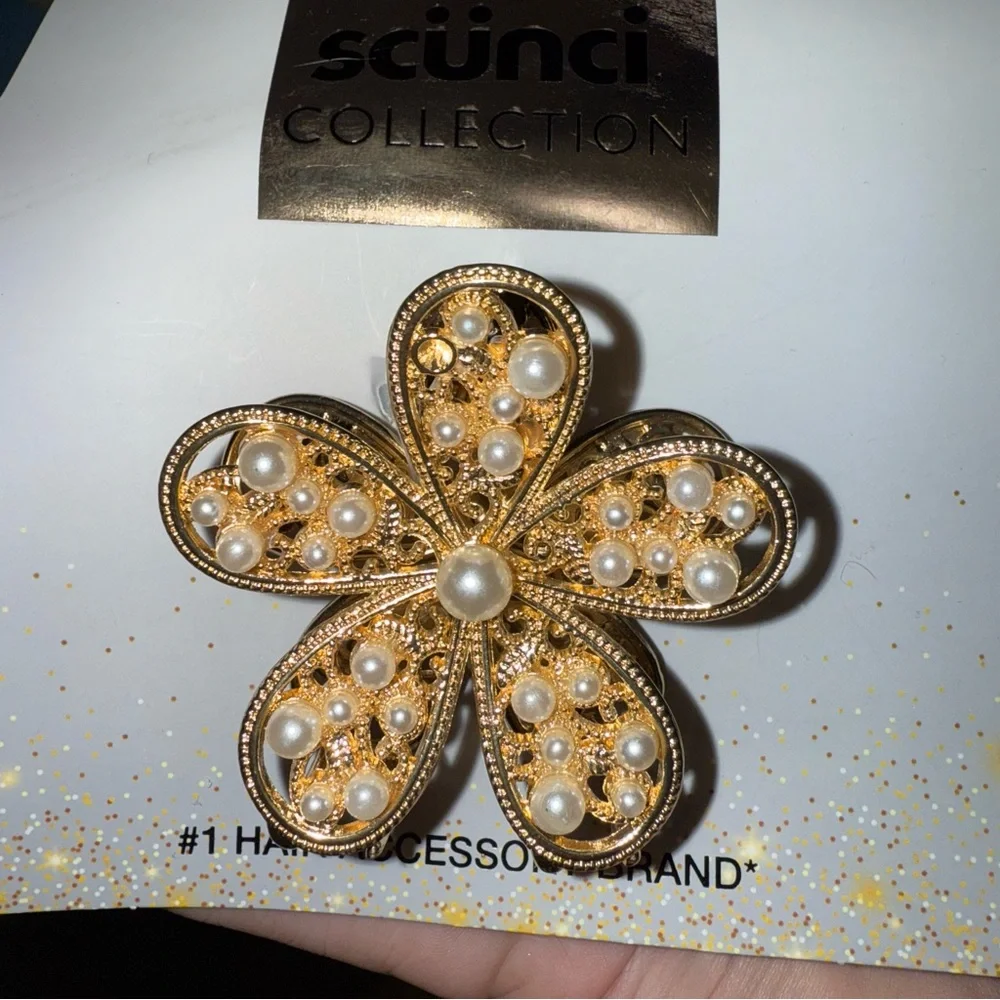 NWT Scünci Gold Flower Hair Claw Clip